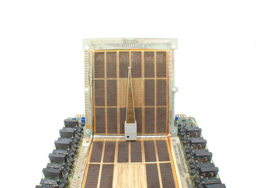 <i> <strong>PICT4 -</strong> Core Memory, top layer open. A gauge with millimeter graduations<br> is inserted for next pictures scale estimation</i>